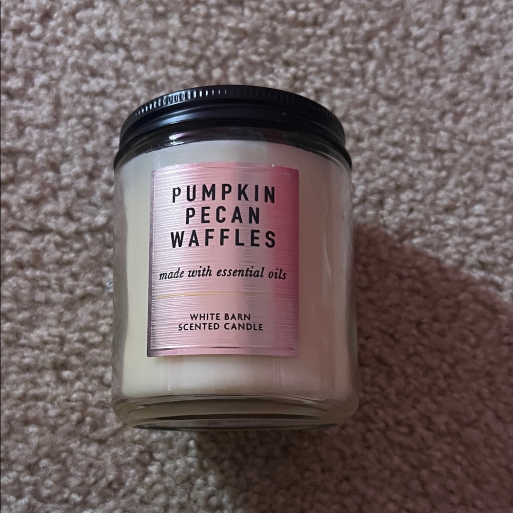 White Barn Pumpkin Pecan Waffles Candle - Cream and Black